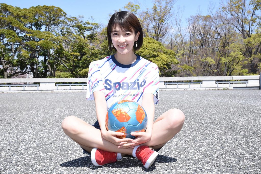 ボールを抱えた眞嶋優さんの写真