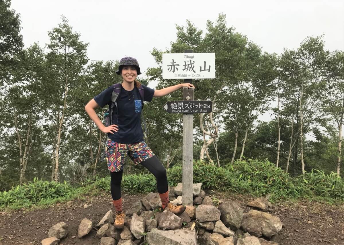 赤城山のパワースポットの前に立つ高島麻利央さんの写真
