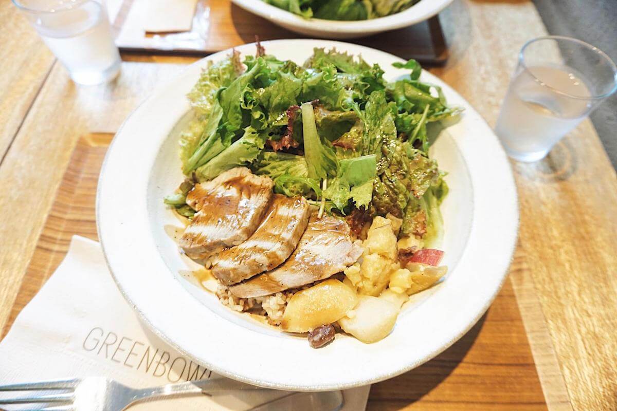 GREEN BOWL 神田店のゆで豚と根菜のグリーンボウルとサンラータンスープの写真