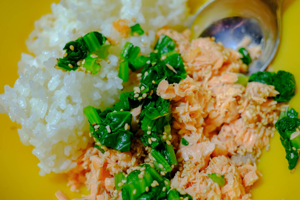 鮭と青菜のおにぎりの調理過程